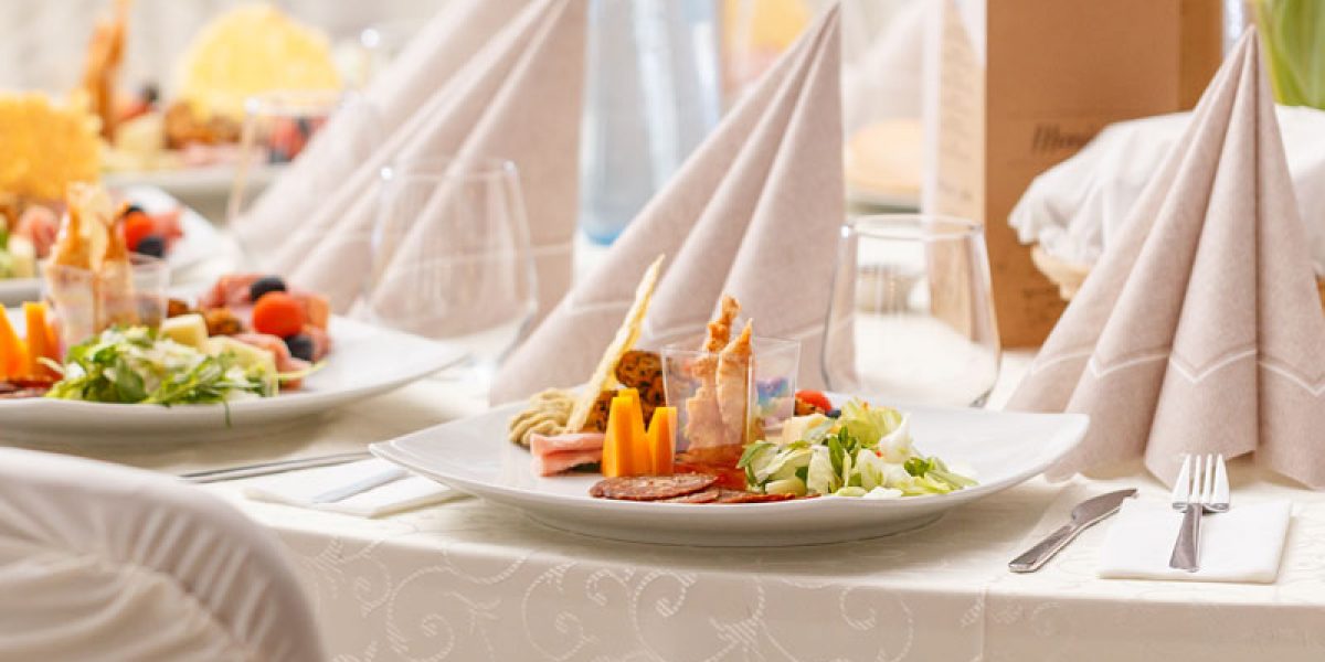 luxury-food-on-wedding-table-PX3DWW5_2.jpg